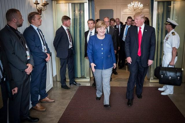 Tổng thống Trump trao đổi với Thủ tướng Merkel trước khi tham dự Hội nghị G20 ở thành phố Hamburg.