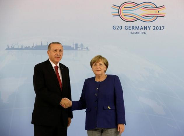 Thủ tướng Đức Merkel bắt tay Tổng thống Thổ Nhĩ Kỳ Tayyip Erdogan hôm 6/7.