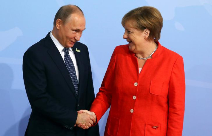 Thủ tướng Merkel bắt tay Tổng thống Nga Vladimir Putin khi ông chủ Điện Kremlin tới Hamburg (Đức) để dự Hội nghị Thượng đỉnh G20 hôm 7/7.