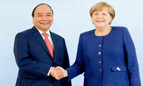 Thủ tướng Đức Angela Merkel (phải) bắt tay chào đón Thủ tướng Chính phủ Việt Nam Nguyễn Xuân Phúc ở Hamburg ngày 6/7, trước thềm Hội nghị Thượng đỉnh G20. Được biết, Thủ tướng Nguyễn Xuân Phúc tham dự Hội nghị G20 trên cương vị chủ nhà Diễn đàn Hợp tác Kinh tế Châu Á - Thái Bình Dương (APEC) 2017 theo lời mời của Thủ tướng Merkel.