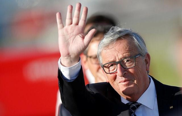 Chủ tịch Ủy ban Châu Âu Jean-Claude Juncker vẫy chào khi tới thành phố Hamburg dự Hội nghị Thượng đỉnh G20.