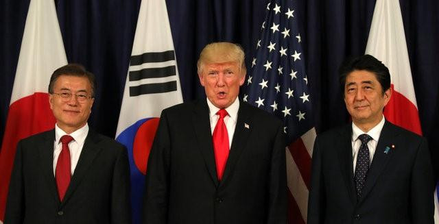Tổng thống Trump dự kiến sẽ gặp Chủ tịch Trung Quốc Tập Cận Bình và Tổng thống Nga Vladimir Putin bên lề Hội nghị Thượng đỉnh G20. Ảnh: Tổng thống Hàn Quốc Moon Jae-In, Tổng thống Mỹ Donald Trump và Thủ tướng Nhật Bản Shinzo Abe tại Hamburg.