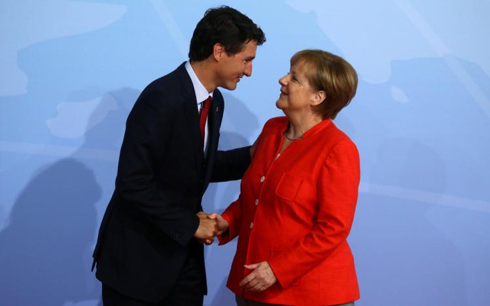 Thủ tướng Canada Justin Trudeau bắt tay bà Merkel khi tới Hamburg, Đức, hôm 7/7.