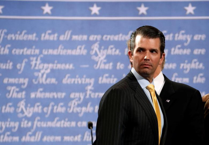 Donald Trump Jr. đứng trên khán đài cùng cha sau khi ông Trump kết thúc buổi tranh luận với bà Clinton tại trường Đại học Hofstra ngày 26/9/2016. (Nguồn ảnh: Reuters).