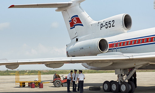 Các phi công Triều Tiên đứng thảo luận dưới chiếc Tupolev-154. Được biết, hãng hàng không Air Koryo sở hữu nhiều máy bay chở khách cổ điển của Nga. Ảnh: CNN.