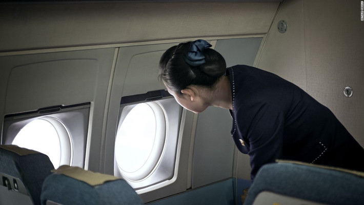 Một nữ tiếp viên hàng không đang kiểm tra trên chiếc máy bay Ilyushin-62 sau khi hạ cánh. Ảnh: CNN.