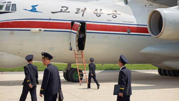 Các phi công lên chiếc máy bay vận tải Ilyushin-76. Ảnh: CNN.