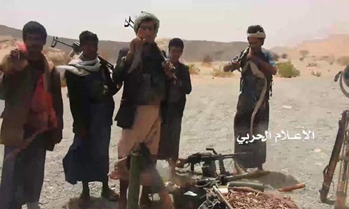 Các tay súng nổi dậy Houthi hãnh diện đứng cạnh "chiến lợi phẩm". Ảnh: AMN.