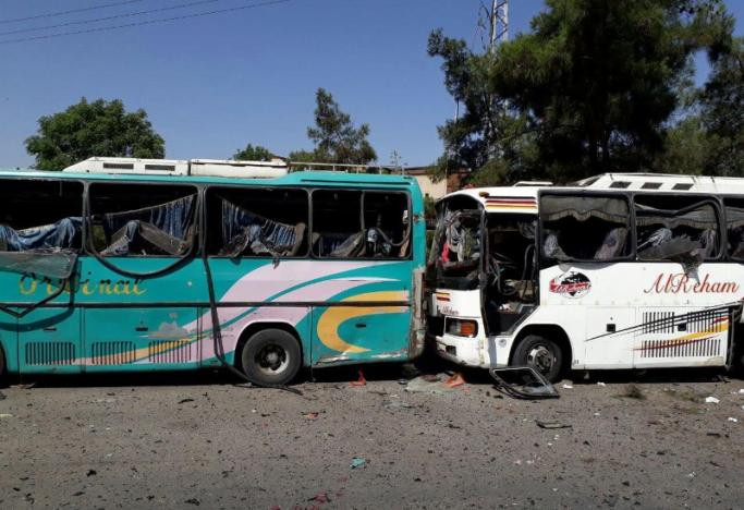 Hai chiếc xe buýt cũng bị hư hại nặng tại khu vực xảy ra vụ đánh bom ở thủ đô Syria. (Nguồn ảnh: Reuters)