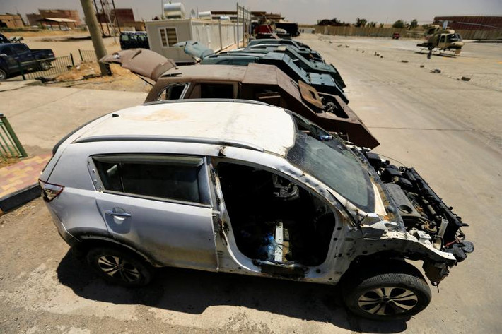 Một chiếc xe bom bị hư hại tại trụ sở cảnh sát Iraq ở thành phố lớn thứ hai Iraq.