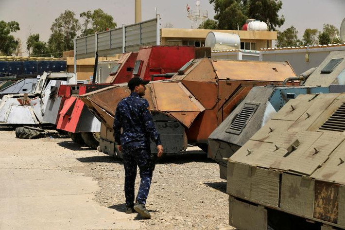 Một cảnh sát Iraq kiểm tra số xe bom của IS vừa tịch thu tại Mosul.