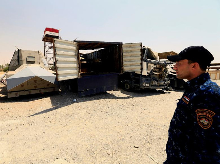 Cảnh sát Iraq kiểm tra số "vũ khí chiến tranh" của IS vừa bị tịch thu ở Mosul. (Nguồn ảnh: Reuters)