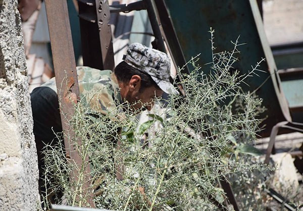 Lực lượng chính phủ Damascus cũng tấn công nhóm khủng bố Mặt trận al-Nusra từ chợ al-Kheir và tiến đến trung tâm mua sắm Kuyen ở vùng Ayn Tarma Wadi. Ảnh: FNA.