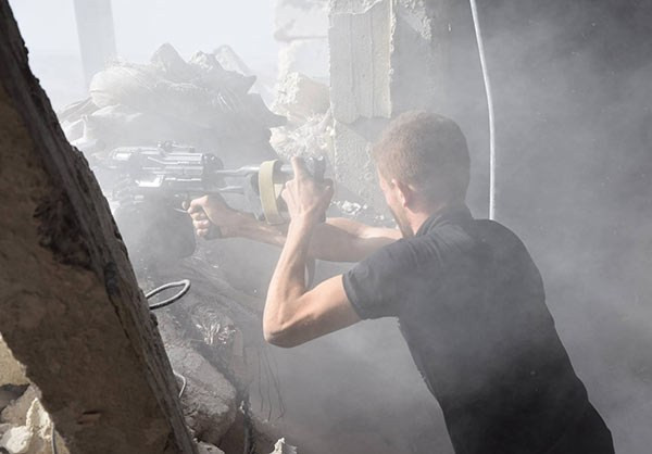 Một binh sĩ ngắm bắn các tay súng khủng bố trên chiến trường Đông Ghouta. Ảnh: FNA.