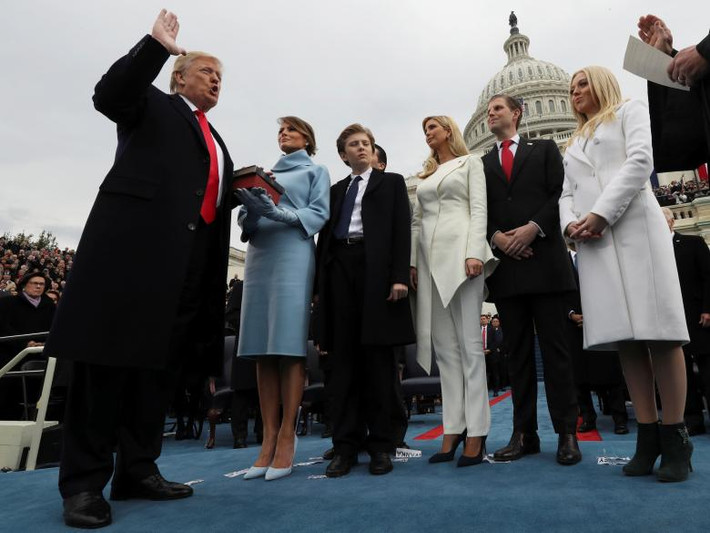 Tổng thống Trump (trái) tuyên thệ nhậm chức vào ngày 20/1/2017, chính thức trở thành ông chủ Nhà Trắng thứ 45 của nước Mỹ.