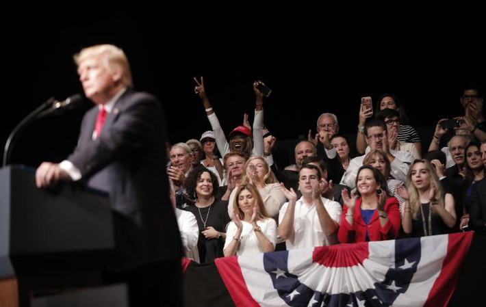 Mọi người vỗ tay khi Tổng thống Trump phát biểu về mối quan hệ Mỹ-Cuba ở Miami ngày 16/6.