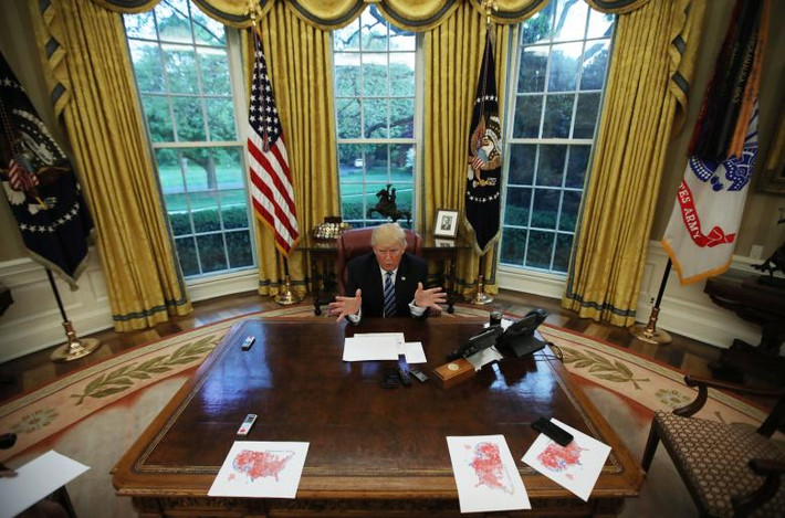 Nhà lãnh đạo Mỹ Donald Trump trong buổi phỏng vấn với hãng tin Reuters tại phòng Bầu Dục của Nhà Trắng ngày 27/4.