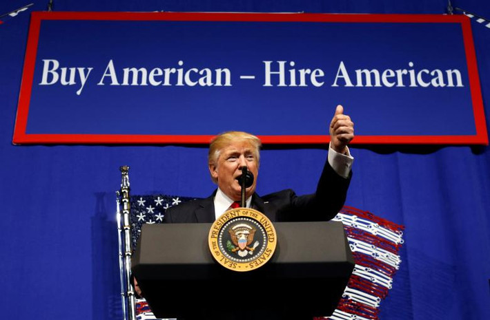 Tổng thống Trump phát biểu trước khi ký một sắc lệnh hành pháp ở Kenosha, Wisconsin, ngày 18/4.