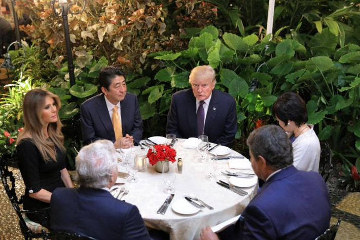 Tổng thống Trump và Đệ nhất Phu nhân Melania ngồi ăn tối cùng Thủ tướng Nhật Bản Shinzo Abe và phu nhân Akie Abe (phải) cùng một số nhân vật khác tại khu nghỉ dưỡng Mar-a-Lago ở Palm Beach, Florida, ngày 10/2.