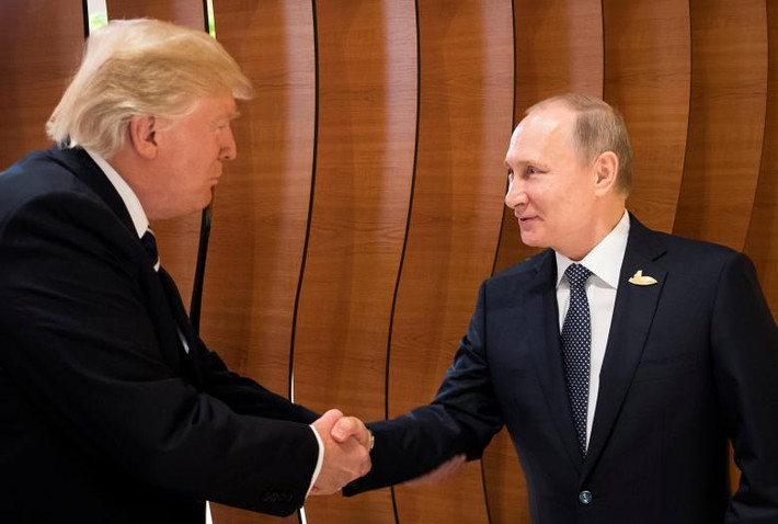 Tổng thống Trump bắt tay người đồng cấp Nga Putin tại Hội nghị thượng đỉnh G20 ở thành phố Hamburg (Đức) ngày 7/7/2017.