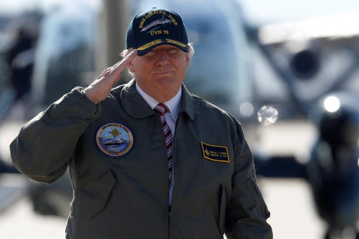 Tổng thống Trump chuẩn bị lên chiếc Không lực Một rời căn cứ không quân Langley ở Hampton, Virginia, ngày 2/3.