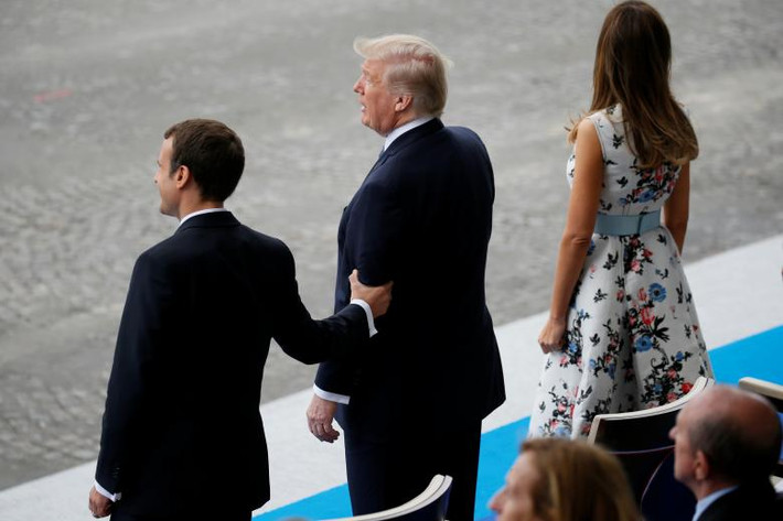 Vợ chồng Tổng thống Trump dự buổi lễ diễu binh mừng ngày Quốc khánh Pháp trên Đại lộ Champs-Elysees ở Paris (Pháp) ngày 14/7. (Nguồn ảnh: Reuters)