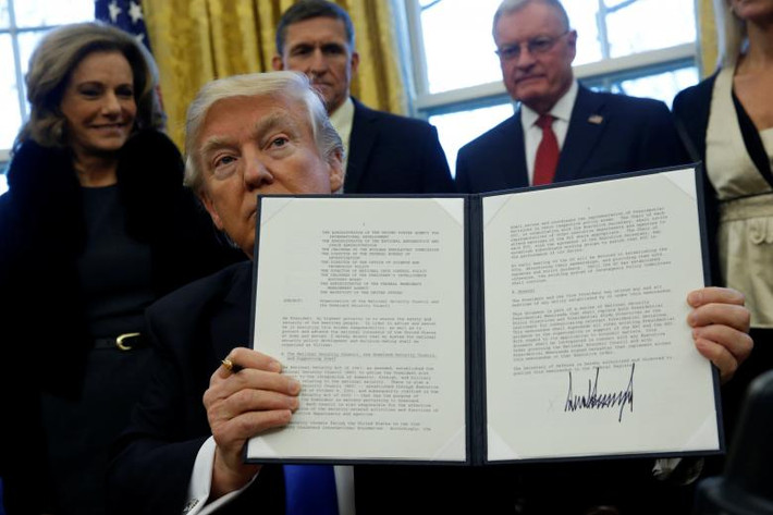 Tổng thống Trump vừa ký một sắc lệnh hành pháp trong phòng Bầu Dục ngày 28/1/2017.