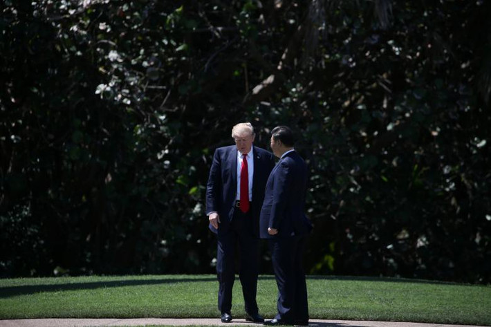 Tổng thống Donald Trump trao đổi với Chủ tịch Trung Quốc Tập Cận Bình tại Mar-a-Lago, Palm Beach, Florida, ngày 7/4.