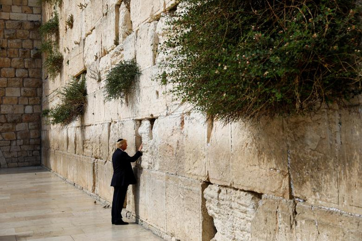 Tổng thống Trump đặt tay lên “Bức tường Than khóc” ở Thành phố cổ Jerusalem ngày 22/5.