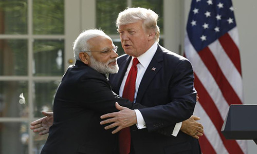 Thủ tướng Ấn Độ Narendra Modi ôm nhà lãnh đạo Mỹ tại buổi họp báo chung ở Vườn Hồng của Nhà Trắng ngày 26/6.
