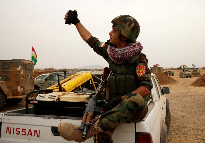 Chiến binh người Kurd trong lúc tạm ngừng giao tranh với phiến quân IS tại ngôi làng Jarbuah gần Bashiqa, Mosul, ngày 28/10/2016.