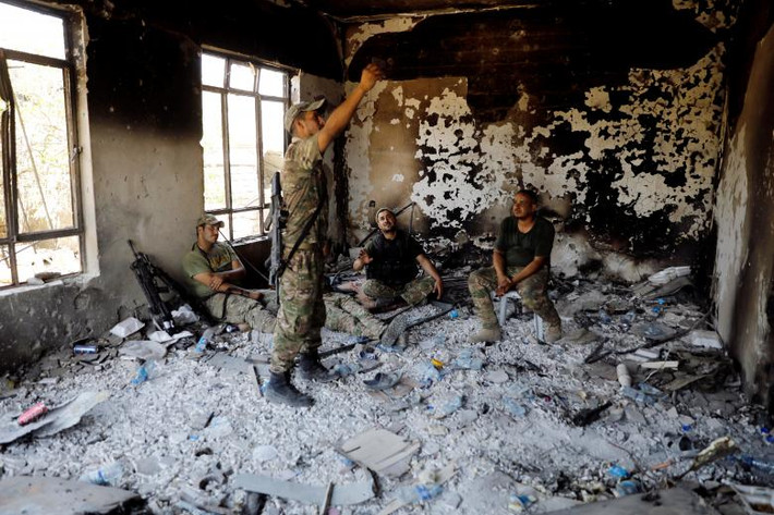 Các binh sĩ Iraq trong một tòa nhà đổ nát ở Tây Mosul hôm 5/6/2017.