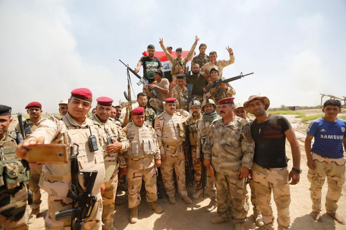 Lực lượng an ninh Iraq chụp ảnh cùng các chiến binh người Shiite gần Fallujah, Iraq, hôm 23/5/2016.