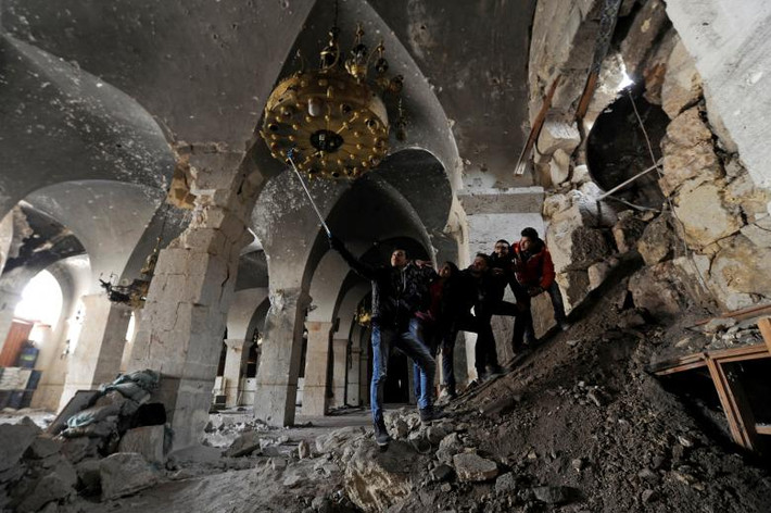 Mọi người chụp ảnh trong Nhà thờ Hồi giáo Umayyad ở Aleppo, Syria, ngày 31/1/2017.