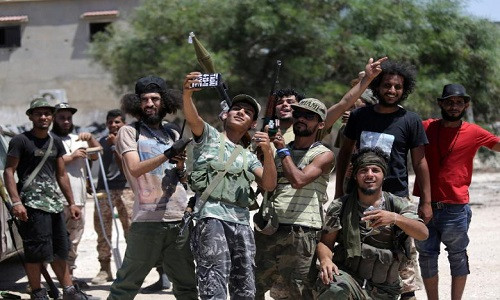 Lực lượng đặc nhiệm Libya chụp ảnh tự sướng trước khi tiến vào khu vực đang xảy ra giao tranh với nhóm phiến quân Hồi giáo trong thành trì cuối cùng của chúng ở Benghazi, Libya, ngày 5/7/2017.