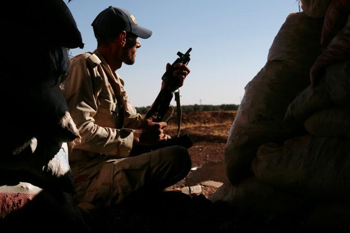 Một tay súng của Quân đội Syria Tự do (FSA) trong căn cứ ở thị trấn Dael, Deraa. (Nguồn ảnh: Reuters)