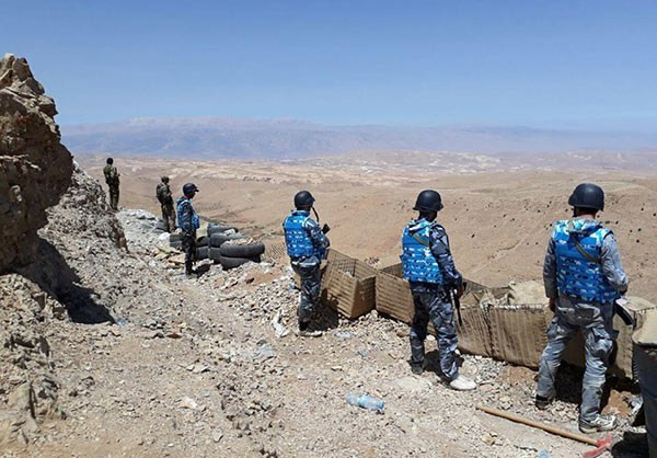 Ngoài ra, phong trào Hezbollah cũng đánh bật các phần tử khủng bố ra khỏi cao điểm al-Nahlah Sha’abah và tiến vào khu trung tâm cao điểm Arsal, giành lại quyền kiểm soát căn cứ Wadi al-Maisarah. Ảnh: FNA.