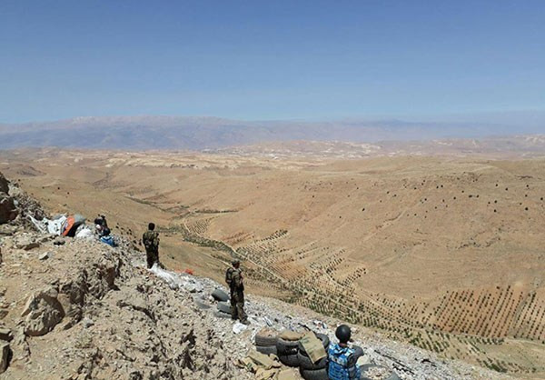Trong diễn biến liên quan, trước đó, ngày 23/7, lực lượng Syria đã giao tranh ác liệt với nhóm khủng bố al-Nusra ở cao điểm Arsal và giành lại quyền kiểm soát vùng Wadi al-Oweni. Ảnh: FNA.