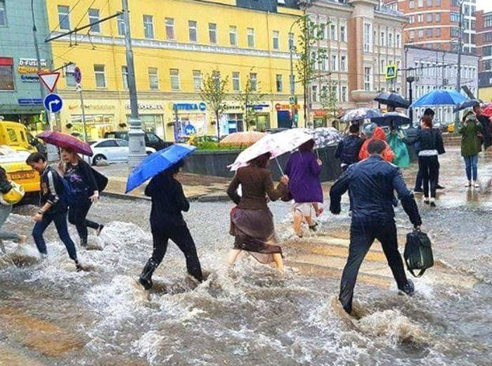 Cảnh "phố biến thành sông" do mưa lớn. Ảnh: ER.