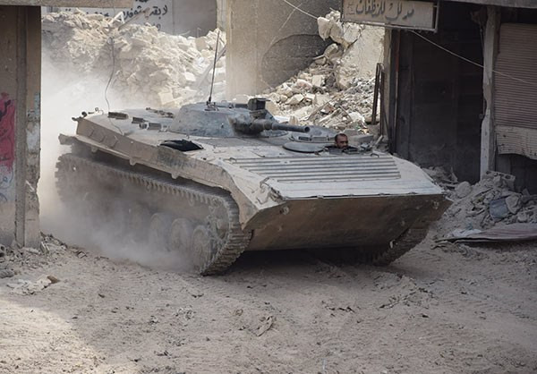 Xe tăng của lực lượng chính phủ Syria trên chiến trường Đông Damascus. Ảnh: FNA.