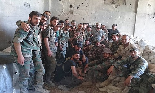 Đông đảo binh sĩ Syria tập trung tại một tòa nhà ở Damascus. Ảnh: FNA.