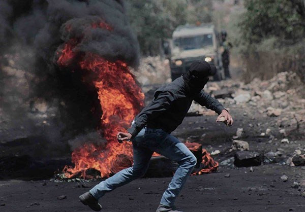 Hình ảnh về cuộc đụng độ dữ dội mới đây giữa những người biểu tình Palestine và binh sĩ Israel gần thành phố Nablus đã được đăng tải trên báo đài. Ảnh: FNA.