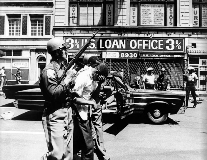 Cảnh sát bắt giữ những nghi phạm da màu trên một con phố ở Detroit năm 1967. Ảnh: ATI.