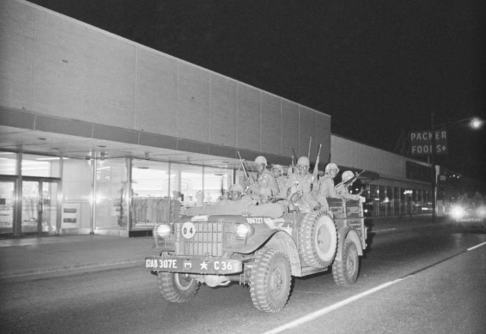 Binh sĩ Sư đoàn Không vận 101 tuần tra trên đường phố Detroit. Ảnh: ATI.