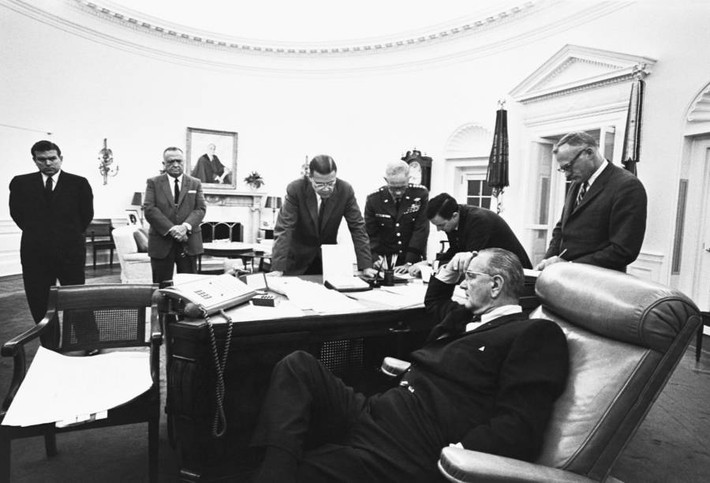 Trong Nhà Trắng, Tổng thống Mỹ khi đó Lyndon B.Johnson chỉ đạo việc điều động quân binh đi dập tắt các cuộc bạo loạn ở Detroit năm 1967. Ảnh: ATI.