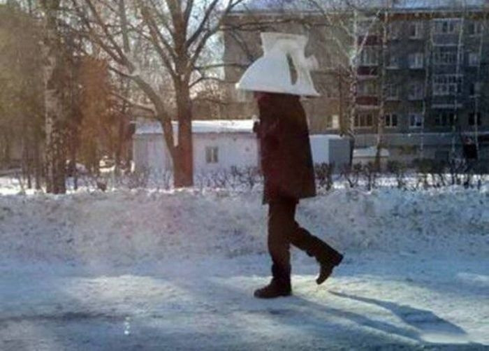 Người đàn ông đội “chiếc mũ” độc đáo ở nước Nga. Ảnh: ER.