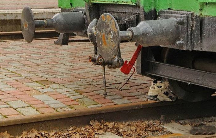 Ai đó đã dùng giày để ngăn tàu chuyển bánh. Ảnh: ER.