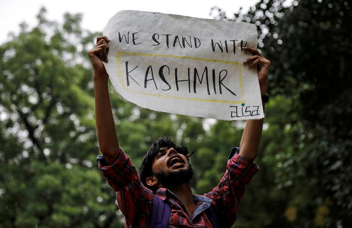 Đáp trả động thái của Ấn Độ, Chính phủ Pakistan đã tuyên bố trục xuất đại diện ngoại giao Ấn Độ tại nước này, đồng thời triệu hồi đại sứ từ New Delhi về nước cũng như ngừng giao thương với Ấn Độ,... Ảnh: Một người đàn ông tham gia cuộc biểu tình ở thủ đô New Delhi.