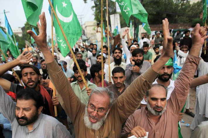 Mọi người tập trung tại một địa điểm ở Lahore, Pakistan, và hô vang khẩu hiệu bày tỏ sự đoàn kết với người dân Kashmir ngày 6/8.