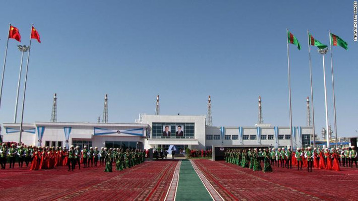 Toàn bộ kinh tế của Turkmenistan phụ thuộc vào xuất khẩu dầu khí. Hiện nay, Trung Quốc là đối tác mua dầu chính của quốc gia này. Tuy nhiên, theo sáng kiến Vành đai và Con đường, Trung Quốc không trả tiền mặt mà thay vào đó, phát triển mỏ dầu Galkynysh cũng như đường ống dẫn dầu từ Turkmenistan đến đây. Turkmenistan phải chi trả mọi chi phí, vì thế hầu hết số tiền thu được từ việc bán dầu được sử dụng cho khoản nợ này. Trong ảnh là lễ khánh thành nhà máy lọc dầu tại mỏ dầu Galkynysh với sự tham dự của nhà lãnh đạo Trung Quốc Tập Cận Bình. Ảnh: CNN.